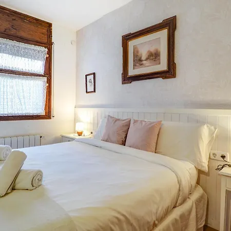 Red Velvet By Hello Homes * Sitges